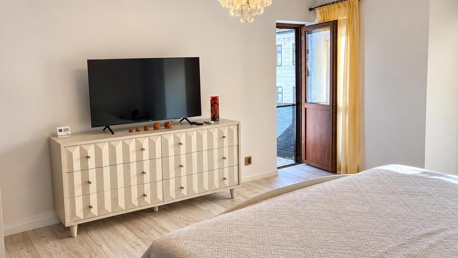 Apartament cu 2 camere semidecomandat, mobilat în P-ța Universității
