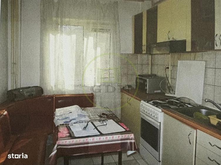 Apartament cu 3 camere decomandat în Calea București