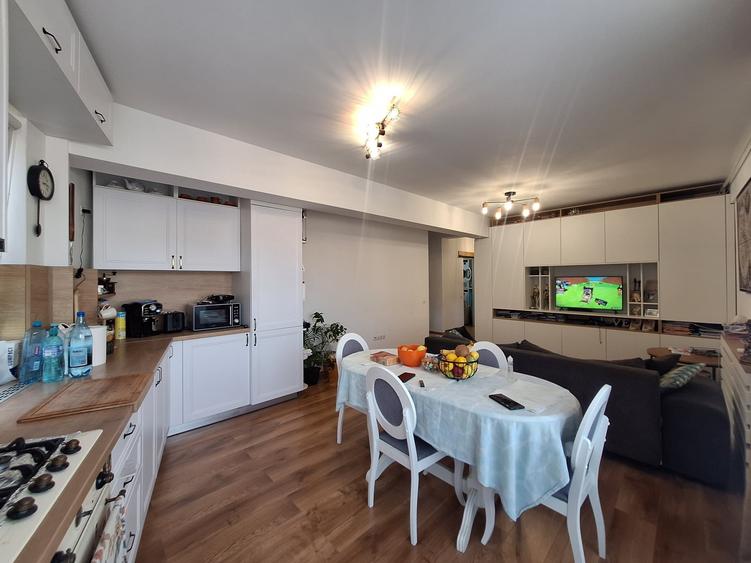 Apartament cu 3 camere semidecomandat, mobilat în Florești