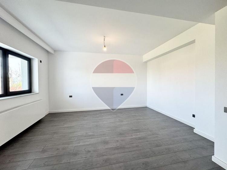 Casă individuală cu 6 camere cu Teren 422 Mp în Pipera