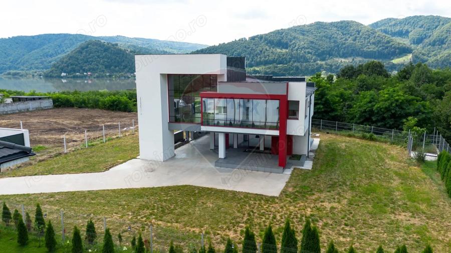 Casă cu Piscina în Bistrița