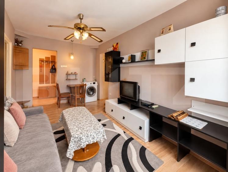 Apartament cu 3 camere semidecomandat, mobilat în Dacia