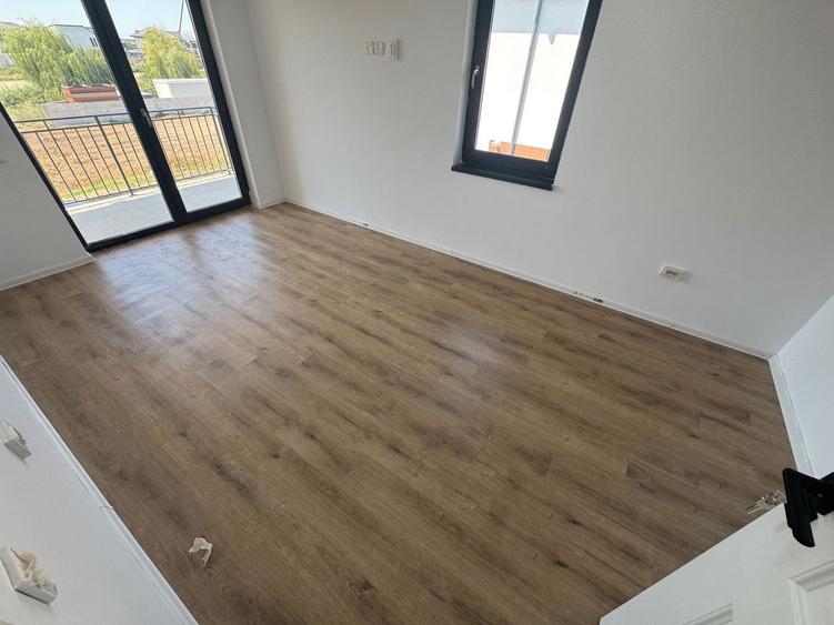 Casă cu 3 camere cu Canalizare în Est