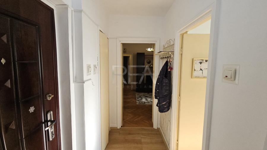 Apartament cu 3 camere semidecomandat, mobilat în Jiului