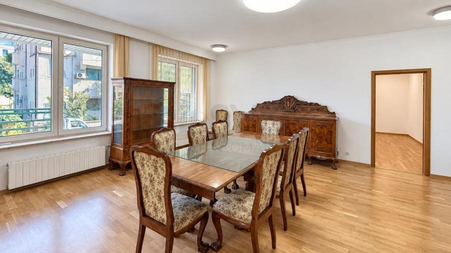 Apartament cu 8 camere decomandat în Aviatorilor