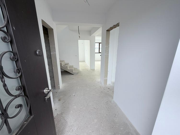Casă individuală cu 5 camere cu Teren 492 Mp în Exterior Sud