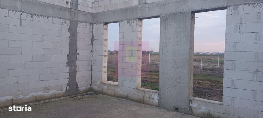 Casă cu 4 camere în Săbăreni