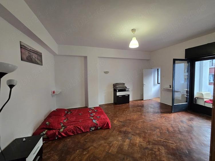 Apartament cu 3 camere decomandat în Calea Victoriei