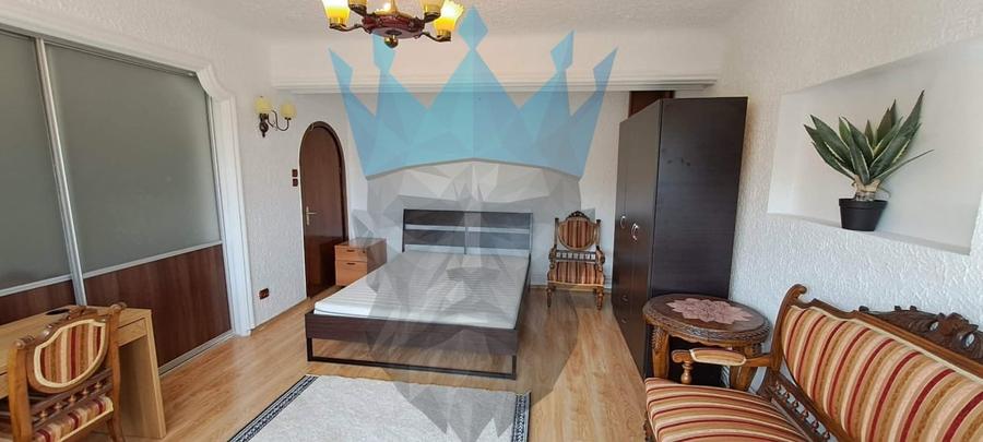 Apartament cu 3 camere semidecomandat, mobilat în P-ța Romană