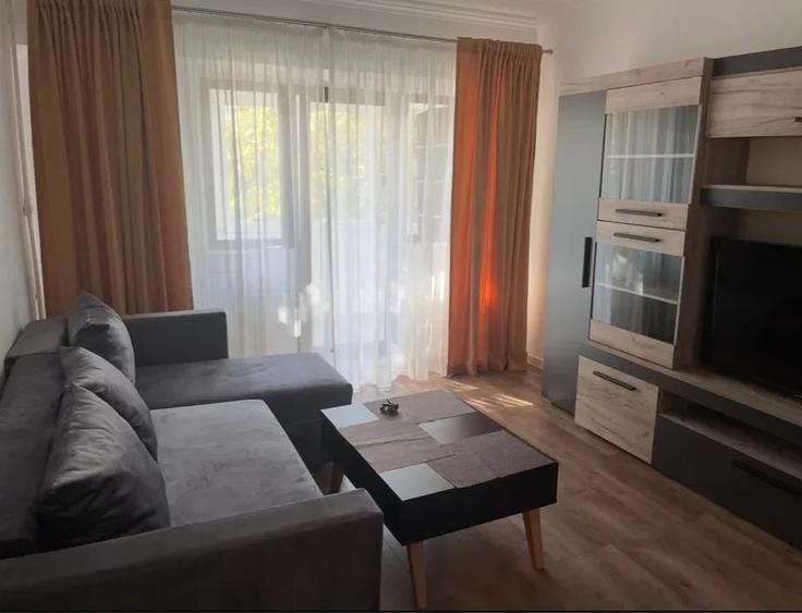 Apartament cu 3 camere decomandat, mobilat în Podul de Fier
