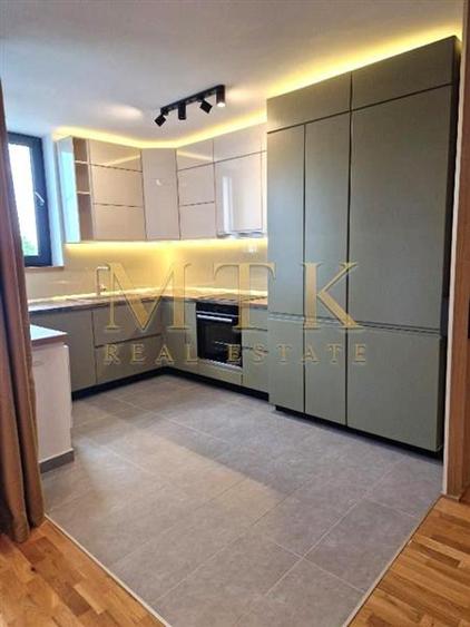 Apartament cu 3 camere decomandat, mobilat în Iancu Nicolae