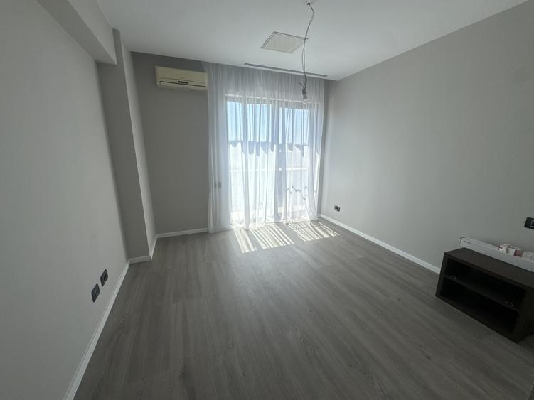 Apartament cu 4 camere decomandat, mobilat în Băneasa