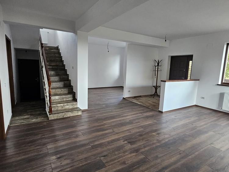 Casă cu 5 camere cu Teren 521 Mp în Balotești