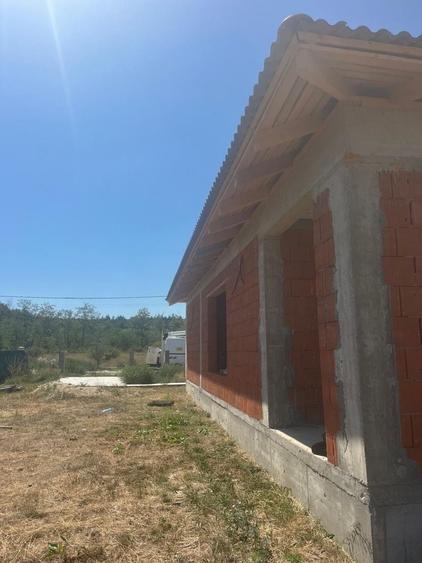 Casă cu 4 camere în Alparea