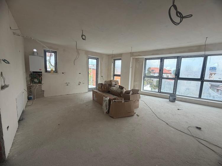 Apartament cu 3 camere semidecomandat, mobilat în Tineretului