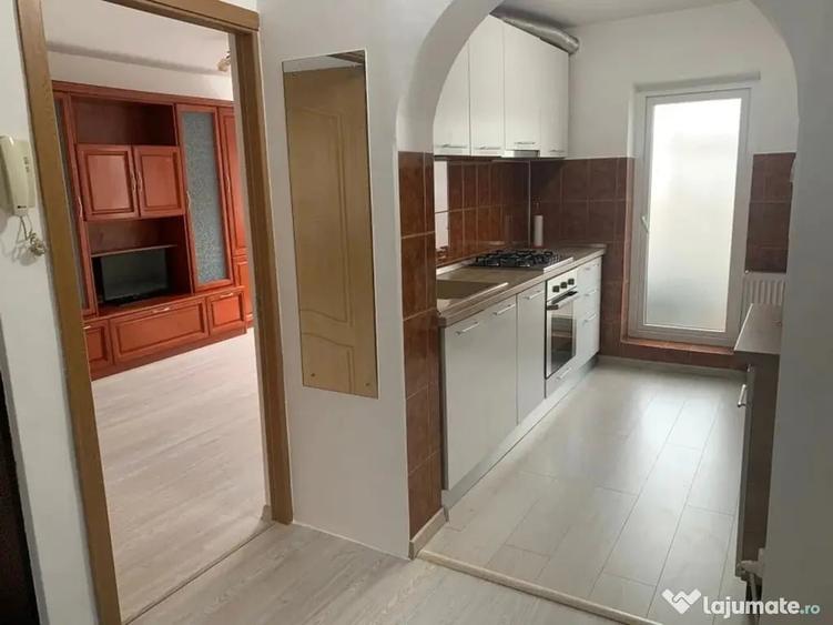 Apartament cu 3 camere decomandat în Republicii
