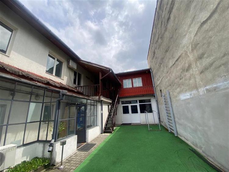 Casă cu 7 camere cu Teren 306 Mp în 7 Noiembrie