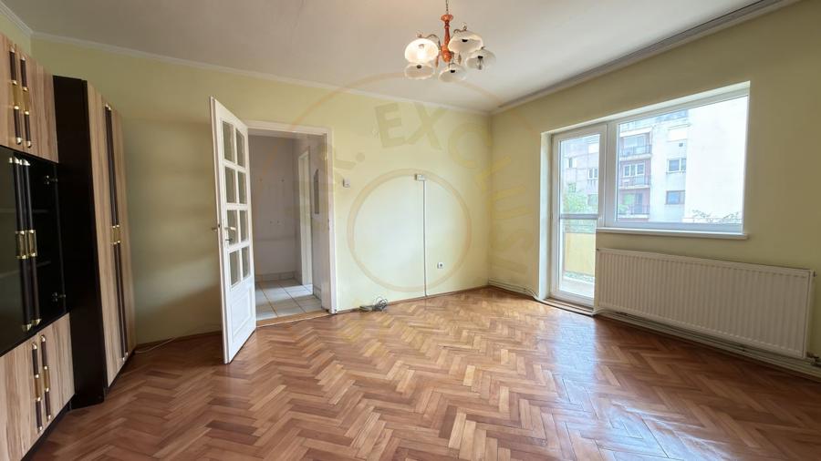 Apartament cu 2 camere semidecomandat, mobilat în Carei