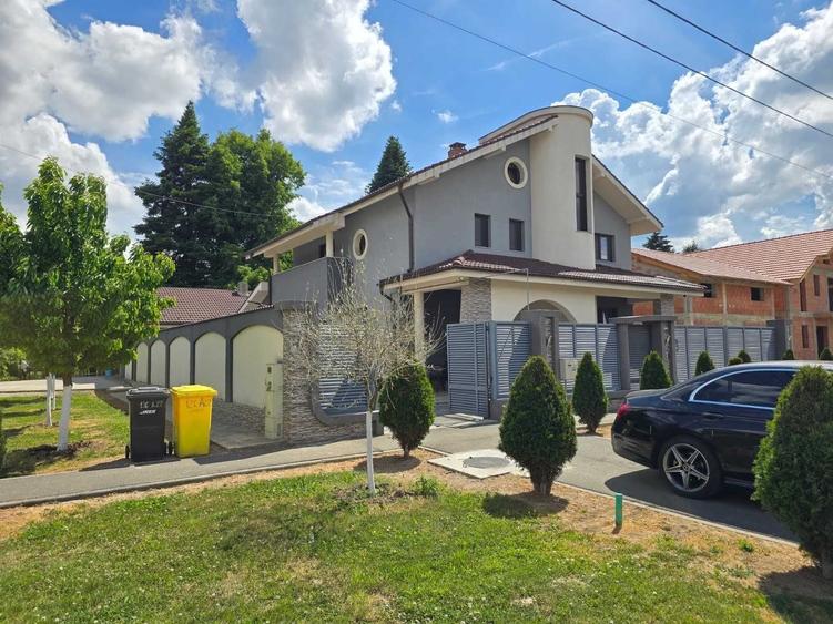Casă cu 4 camere cu Teren 450 Mp în Central
