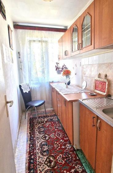 Apartament cu 3 camere semidecomandat în Km 4