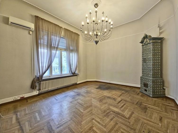 Casă cu 11 camere cu Garaj în Dacia