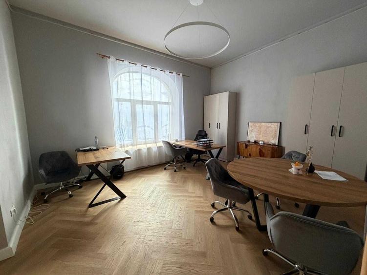 Apartament cu 4 camere semidecomandat în Peninsula