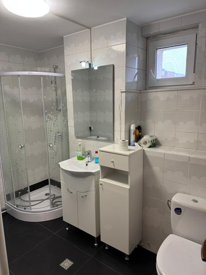 Apartament cu 3 camere decomandat, mobilat în P-ța Victoriei