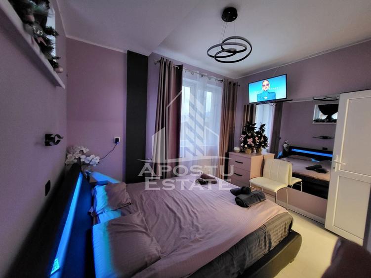 Apartament cu 3 camere semidecomandat în Zăvoi