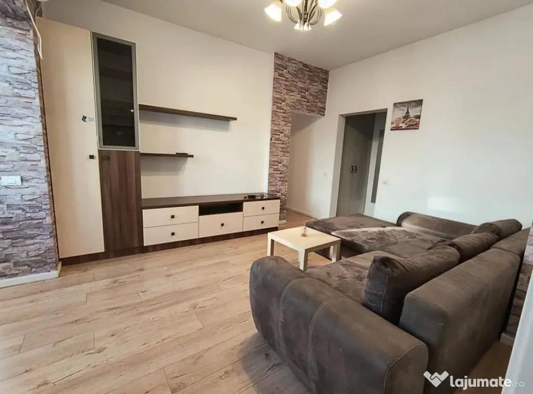 Apartament cu 3 camere semidecomandat în 1 Mai