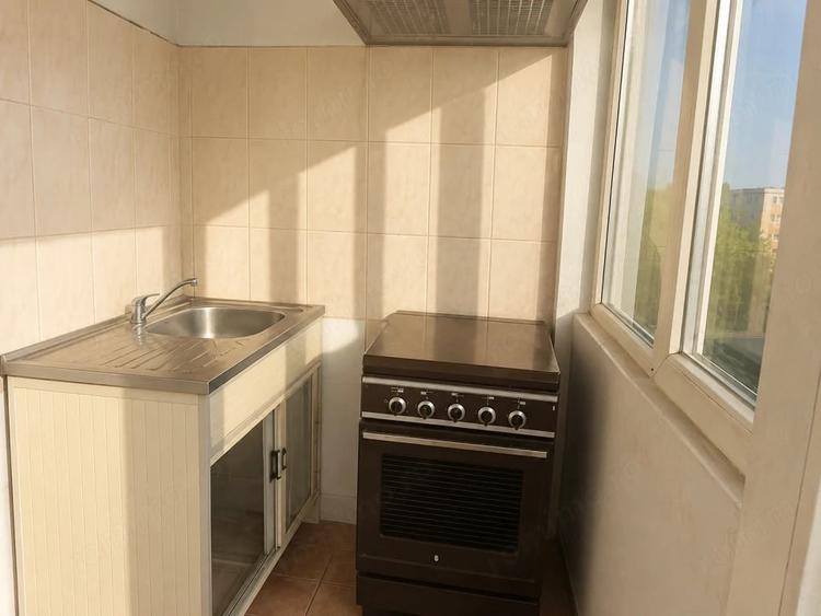 Apartament cu 3 camere decomandat în Rovine