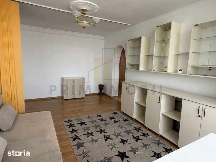 Apartament cu 3 camere în Podu Roș