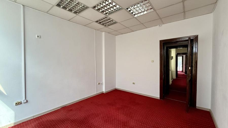 Birou, de 124 mp, în Romană