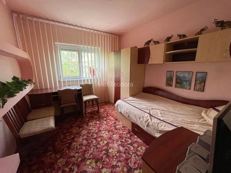 Se cauta 1 fata sau 2 fete pentru un apartament cu 4 camere 86 mp