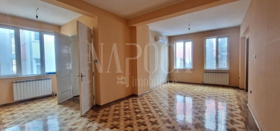 Casă individuală cu 7 camere cu Canalizare în Central