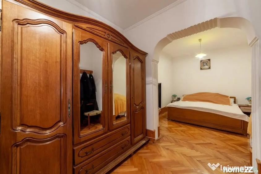 Casă cu 7 camere cu Teren 350 Mp în Central