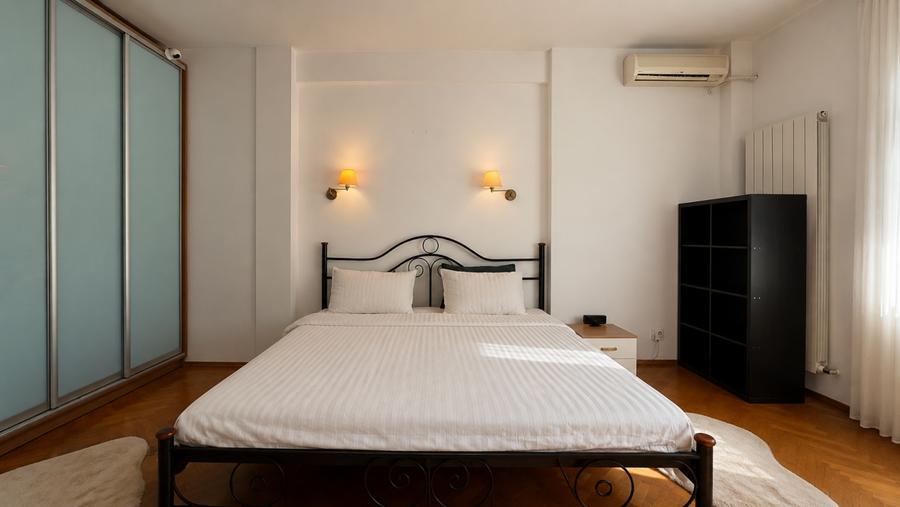 Apartament cu 3 camere semidecomandat, mobilat în Ultracentral