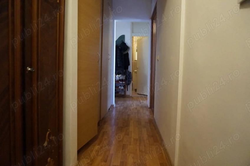 Apartament cu 3 camere decomandat în Girocului