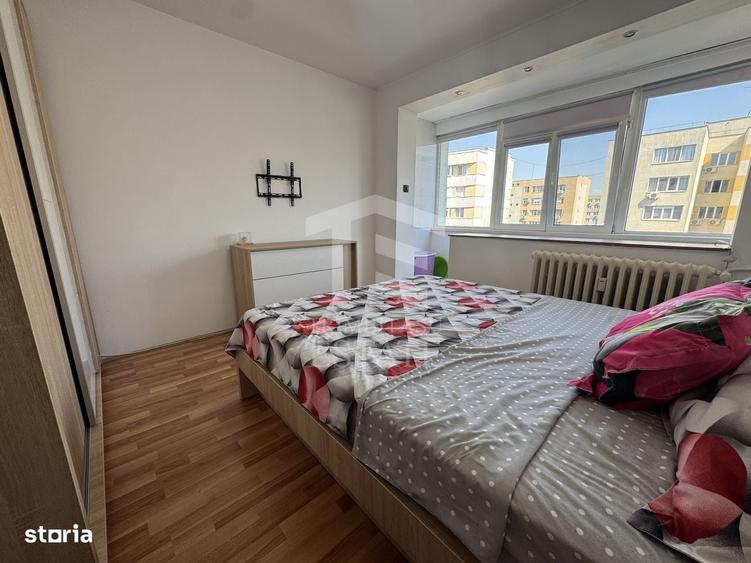 Apartament cu 3 camere semidecomandat în Tei