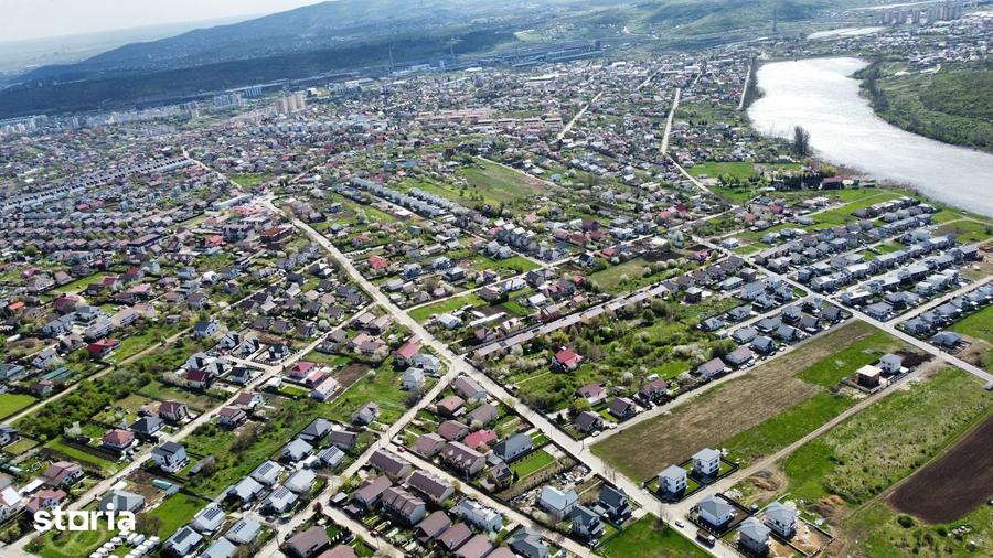 Teren de 2050 mp, în Valea Adâncă
