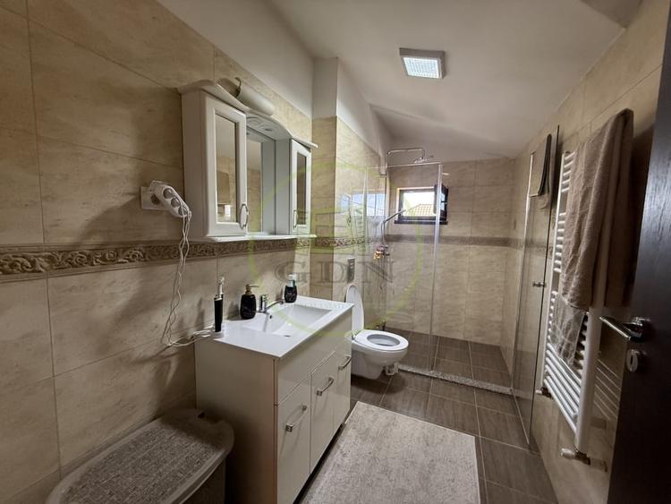 Casă individuală cu 5 camere cu Canalizare în Cârcea