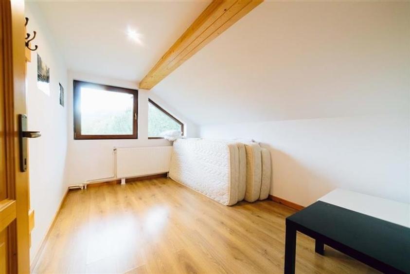 Casă individuală cu 12 camere cu Teren 19841 Mp în Valea Strâmbă