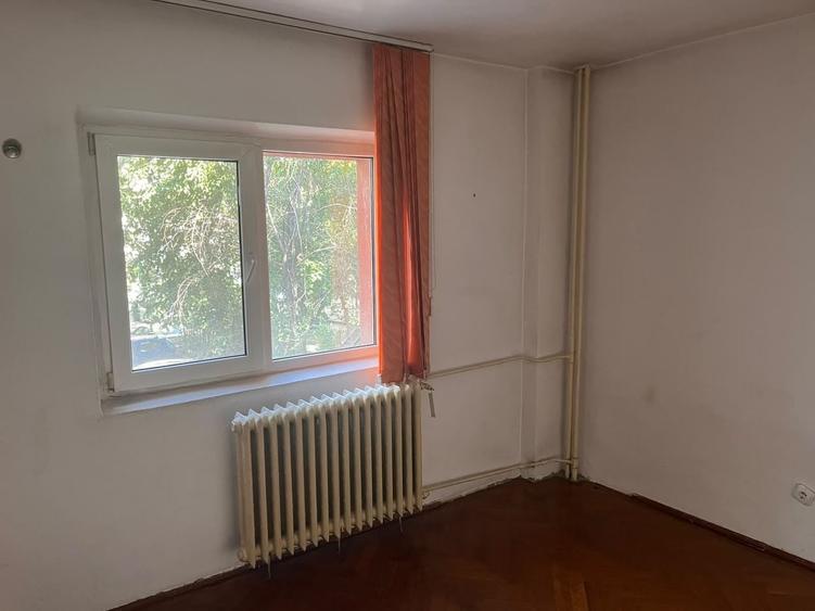 Apartament cu 4 camere semidecomandat în Moșilor