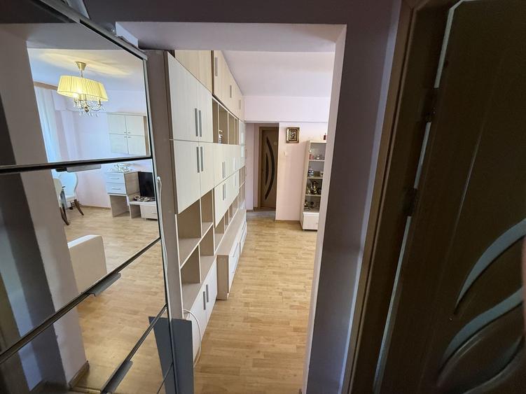 Apartament cu 2 camere semidecomandat, mobilat în Peninsula