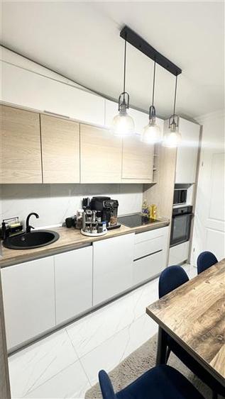 Apartament cu 4 camere semidecomandat, mobilat în Tomis Nord