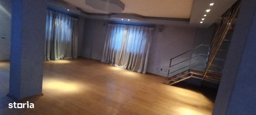 Casă cu 7 camere cu Teren 400 Mp în Dobroești
