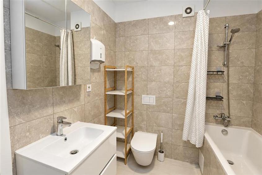 Apartament cu 3 camere decomandat, mobilat în Triaj