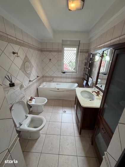 Casă cu 8 camere cu Teren 954 Mp în Andronache