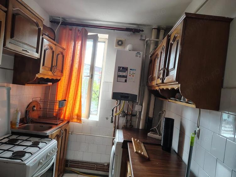Apartament cu 3 camere decomandat în Spitalul Județean