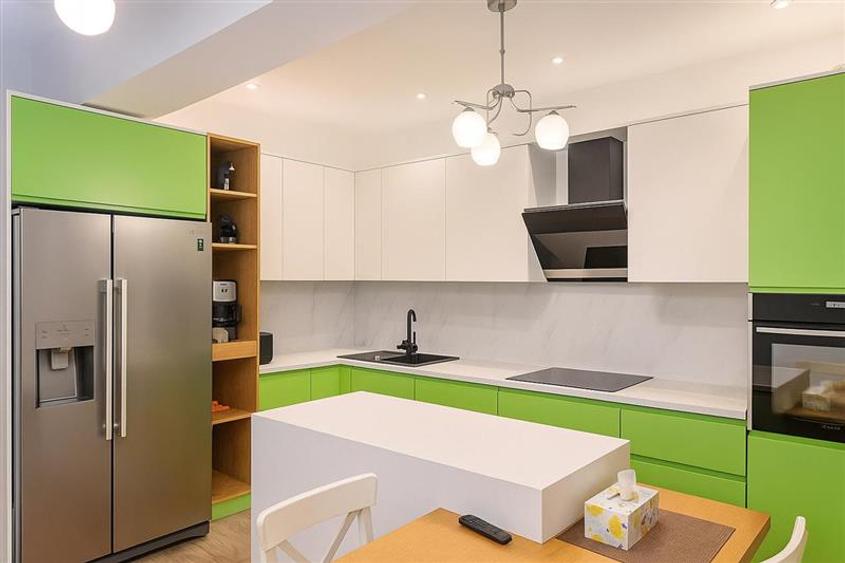 Apartament cu 3 camere decomandat, mobilat în Tractorul