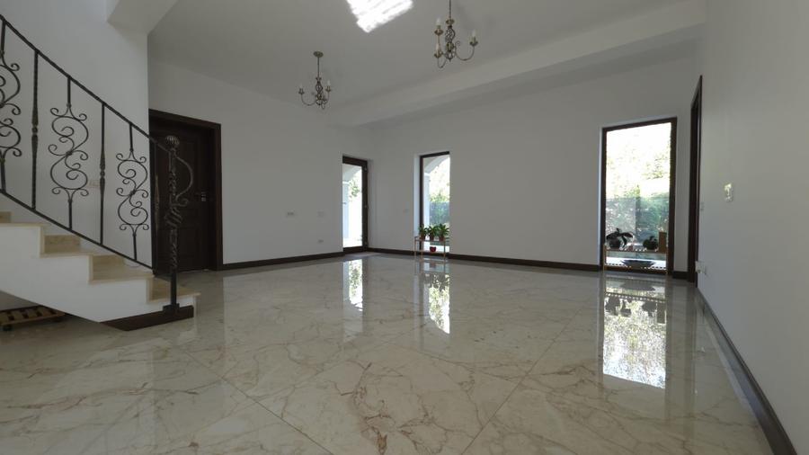 Casă individuală cu 4 camere cu Teren 1050 Mp în 1 Decembrie